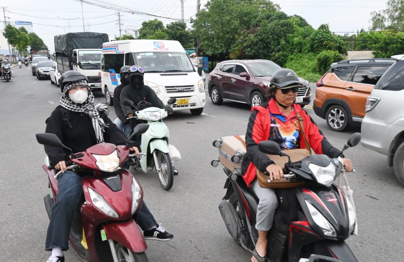 Người dân ở các tỉnh, thành khu vực Đông Nam Bộ về quê di chuyển qua cầu Rạch Miễu. Ảnh: Thành Nhân