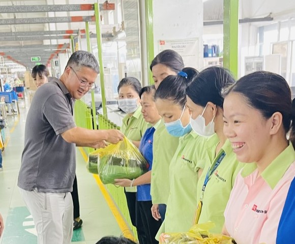 Một nhà máy ở Bình Dương thưởng trung bình 2,1 triệu đồng cho người lao động dịp lễ 2.9. Ảnh: Ngọc Anh