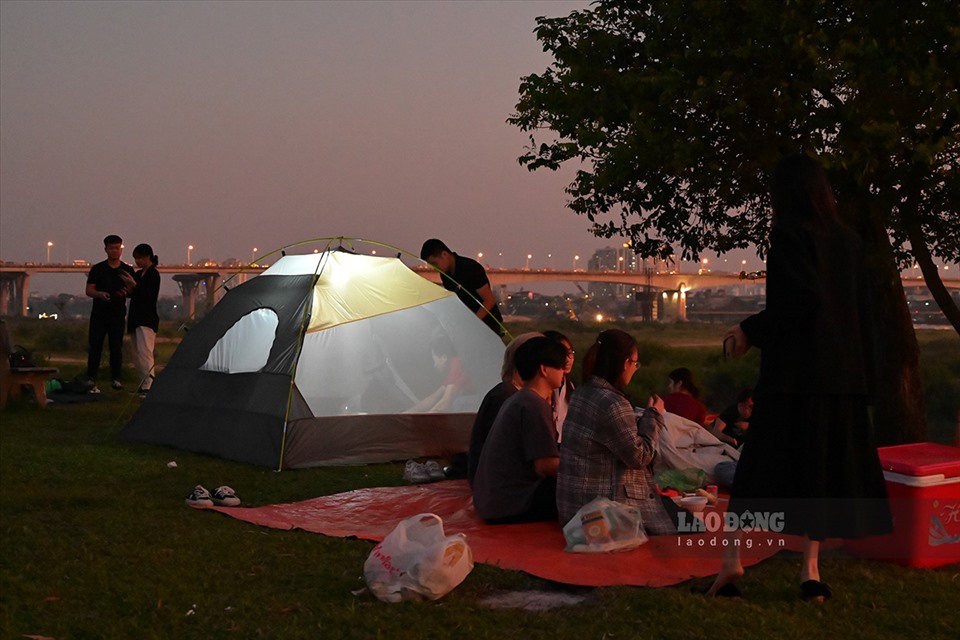 The large piece of land along the Red River (at the foot of Vinh Tuy Bridge, Hanoi) has become a famous camping spot. Photo: Hai Hue