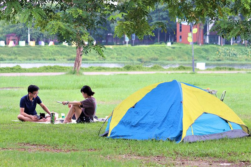 Many young people bring tents, mats, and food, ready for a picnic at Yen So Park. Photo: Minh Ha