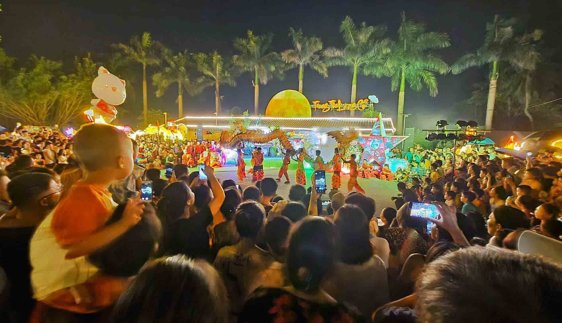 Hàng nghìn du khách đổ về làng cổ Đường Lâm đón Trung thu sớm. Ảnh: Thùy Linh