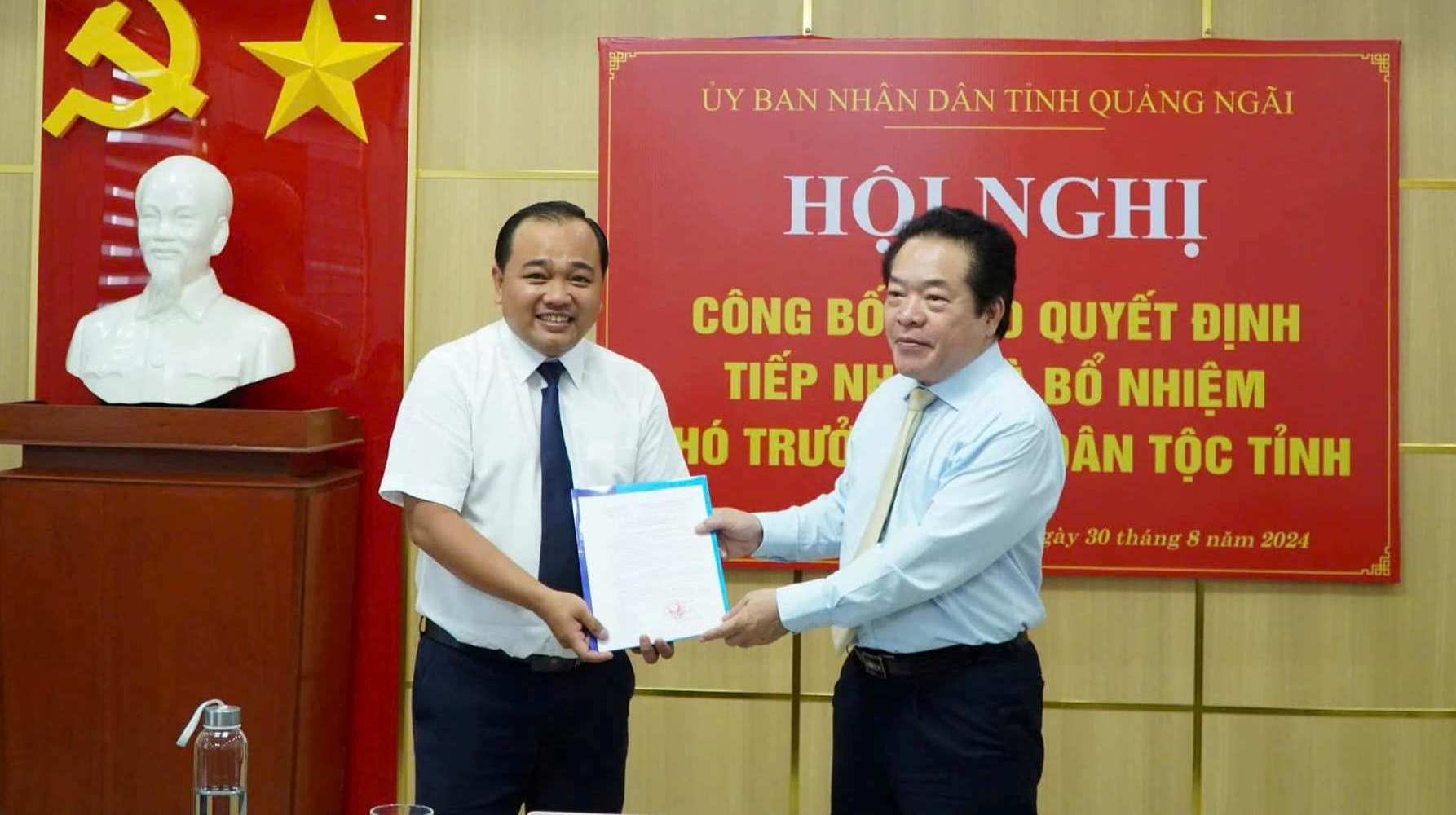 Ông Lê Văn Vin (bên trái) được tiếp nhận và bổ nhiệm giữ chức Phó Trưởng ban Dân tộc tỉnh Quảng Ngãi thời hạn 5 năm. Ảnh: Tỉnh đoàn Quảng Ngãi.