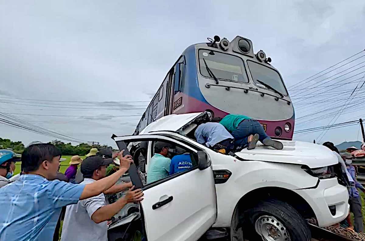 Giải cứu tài xế kẹt trong ôtô bị tàu tông