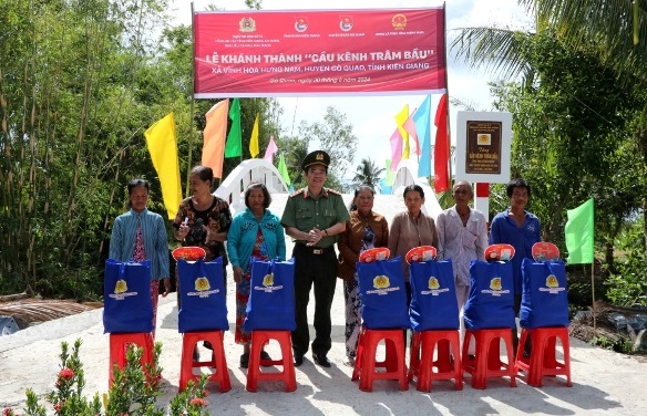 On this occasion, Kien Giang Provincial Police have 14 gifts to give to poor and near-poor households in Vinh Hoa Hung Nam commune. Photo: Kien Giang Police