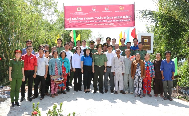 Công an 5 tỉnh cùng chính quyền địa phương, mạnh thường quân đã chung sức xây dựng cầu giao thông. Ảnh: Công an Kiên Giang
