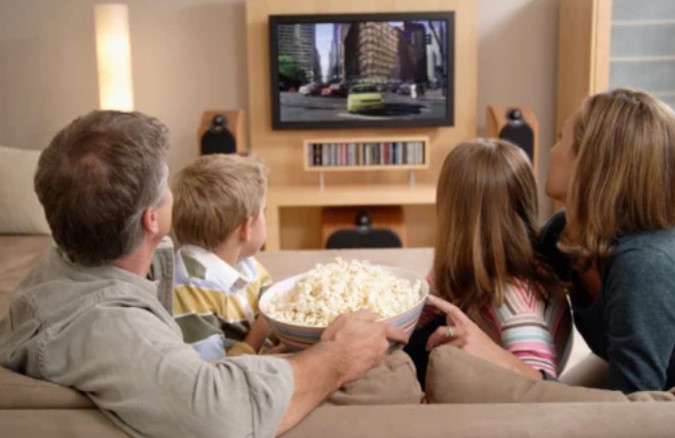 Thưởng thức những bộ phim hay là một trong những hoạt động gắn kết gia đình dịp nghỉ lễ 2.9. Ảnh: Pixabay