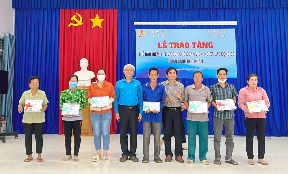 Công đoàn Ngành Y tế An Giang và Ngành Y tế TP Hồ Chí Minh phối hợp thực hiện chuỗi hoạt động thiện nguyện tại An Giang. Ảnh: Minh Triết