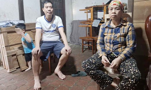 Anh Trình và bà Lý là hai trong số hơn 1.600 hộ dân bức xúc vì tiền nước sạch cao bất thường. Ảnh: Trần Tuấn.