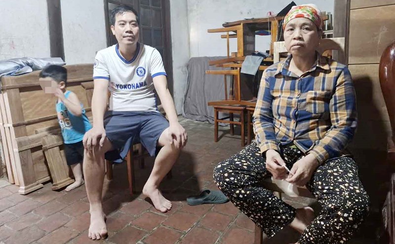 Anh Trình và bà Lý là hai trong số hơn 1.600 hộ dân bức xúc vì tiền nước sạch cao bất thường. Ảnh: Trần Tuấn.
