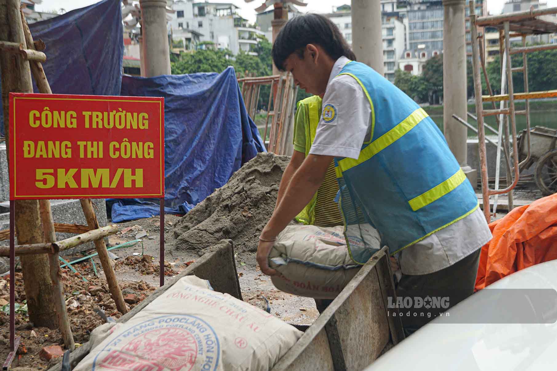 Ngoài lát hè đá tự nhiên lòng đường, vỉa hè đường dạo tạo thuận lợi kinh doanh dịch vụ, đi bộ, vui chơi giải trí. Quanh khu vực sẽ được trồng bổ sung cây xanh bảo đảm mật độ 5m/cây, bó bồn cây bằng đá tự nhiên, xây dựng ghế ngồi bằng nhựa giả gỗ ngoài trời hoặc đá tự nhiên, vật kiến trúc trang trí; lắp đặt trang thiết bị đô thị như ghế ngồi, thùng rác, nhà vệ sinh công cộng; lắp đặt đèn chiếu sáng đường dạo; cổng chào phố đi bộ.