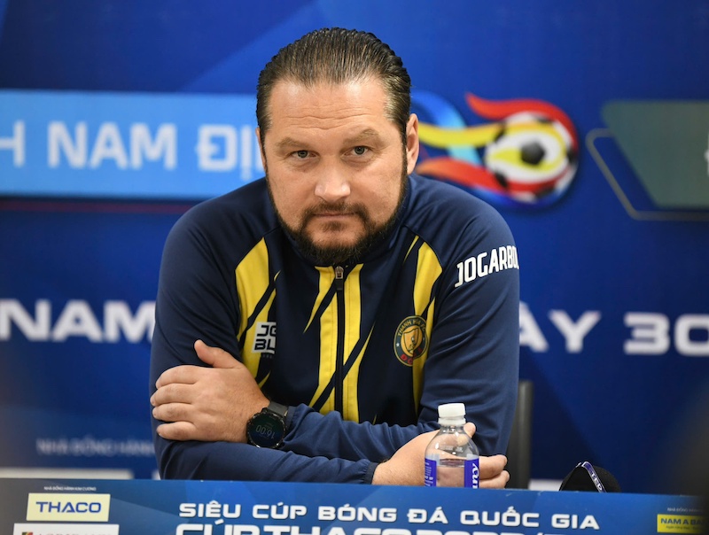 Coach Popov held a press conference before the 2024 National Super Cup. Photo: Quynh Anh