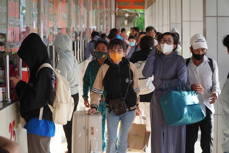 Dòng người đổ về sân bay, bến xe, cửa ngõ bắt đầu kỳ nghỉ lễ Quốc khánh 2.9.
