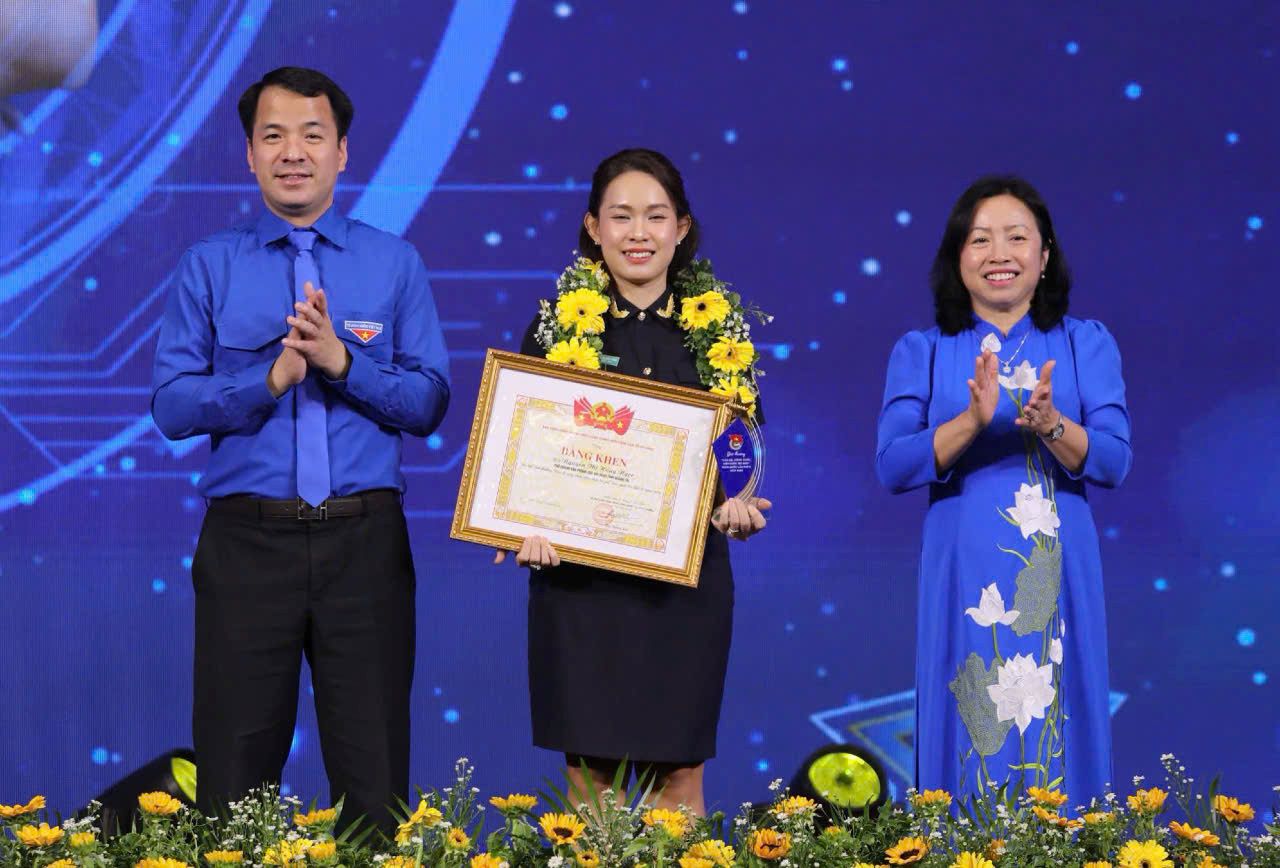 Ms. Thai Thu Xuong - Permanent Vice President of the Vietnam General Confederation of Labor (right of the photo) awarded certificates of merit to excellent young officials, civil servants and public employees who were recognized. Photo: Thanh Chan