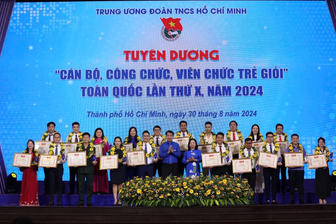 Commending excellent young cadres, civil servants and public employees nationwide in 2024. Photo: Thanh Chan