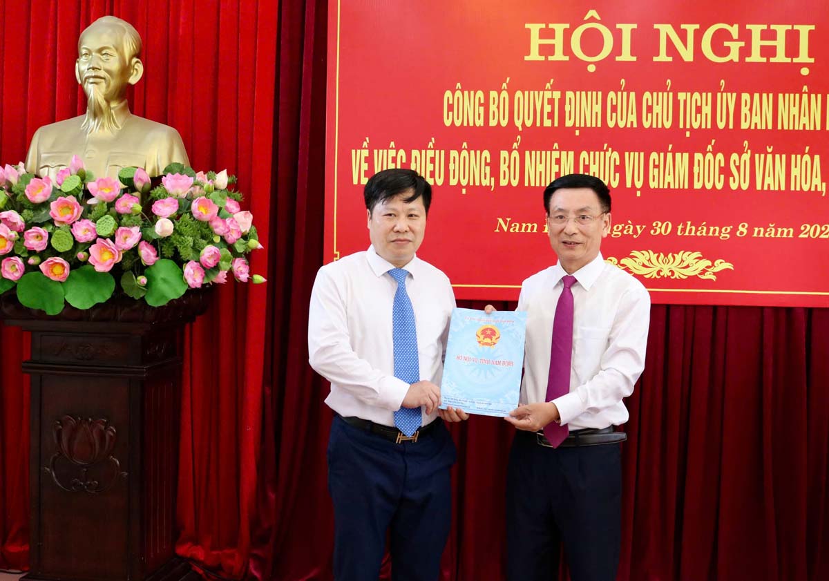 Tân Giám đốc Sở Văn hóa, Thể thao và Du lịch tỉnh Nam Định nhận quyết định. Ảnh: Phạm Khánh