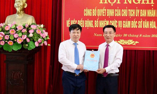 Tân Giám đốc Sở Văn hóa, Thể thao và Du lịch tỉnh Nam Định nhận quyết định. Ảnh: Phạm Khánh