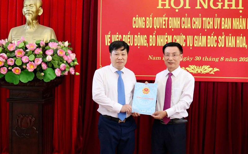 Tân Giám đốc Sở Văn hóa, Thể thao và Du lịch tỉnh Nam Định nhận quyết định. Ảnh: Phạm Khánh