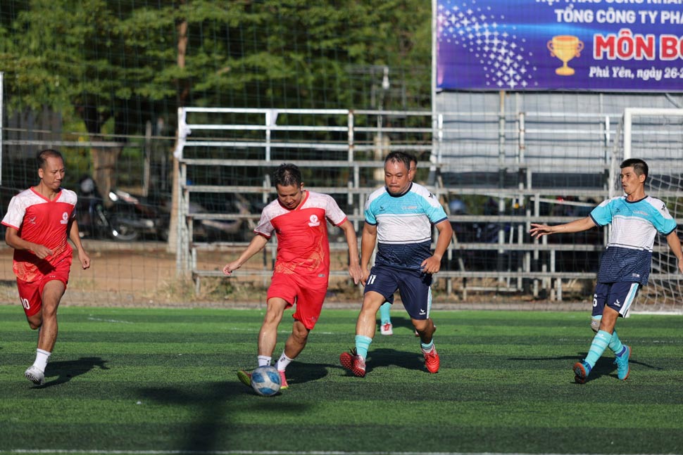 The final match between Hai Phong Thermal Power Joint Stock Company (red) and Song Ba Ha Hydropower Joint Stock Company (blue). Photo by the Organizing Committee