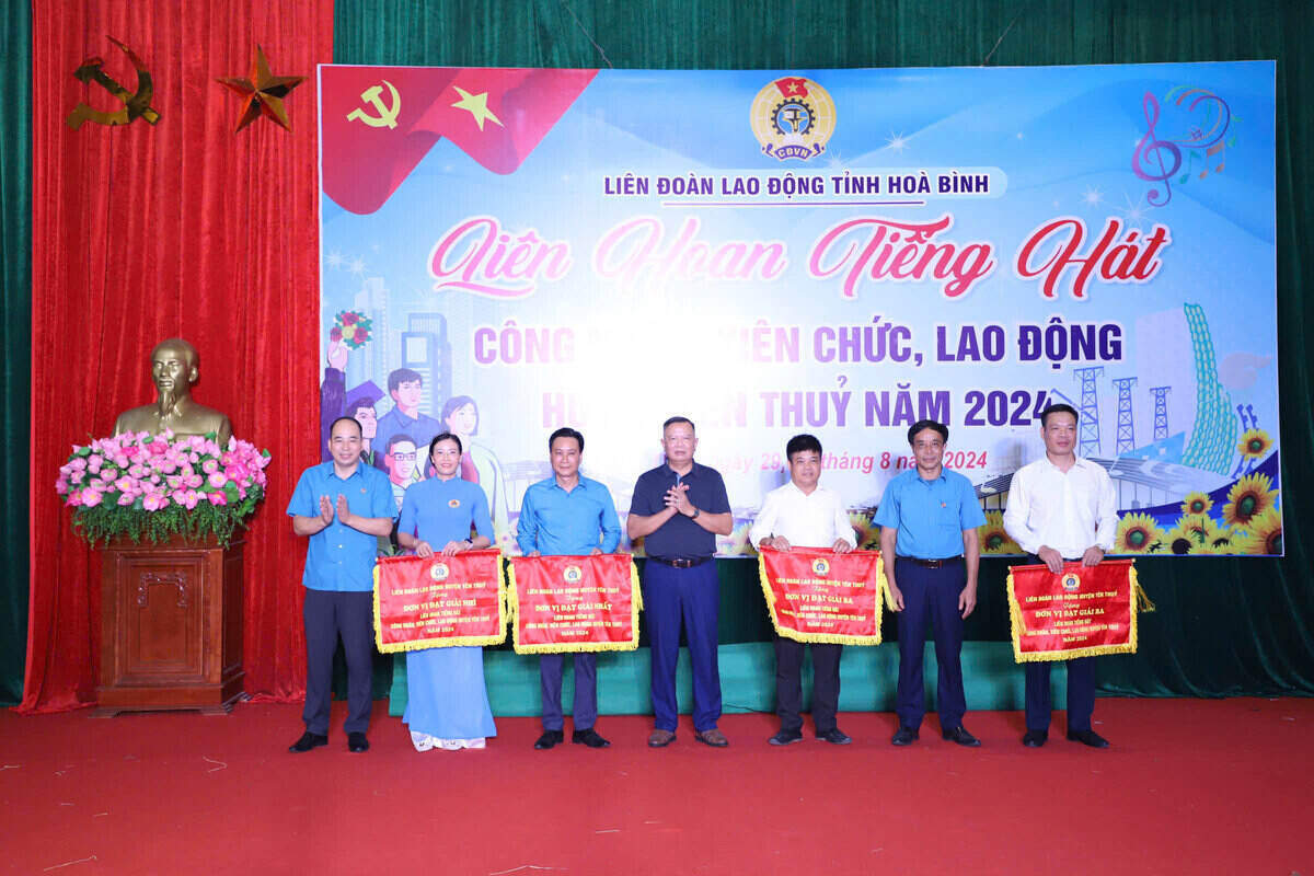 Chiều 30.8, LĐLĐ huyện Yên Thủy tổ chức bế mạc Liên hoan tiếng hát CNVCLĐ huyện Yên Thủy năm 2024. Ảnh: Minh Nguyễn