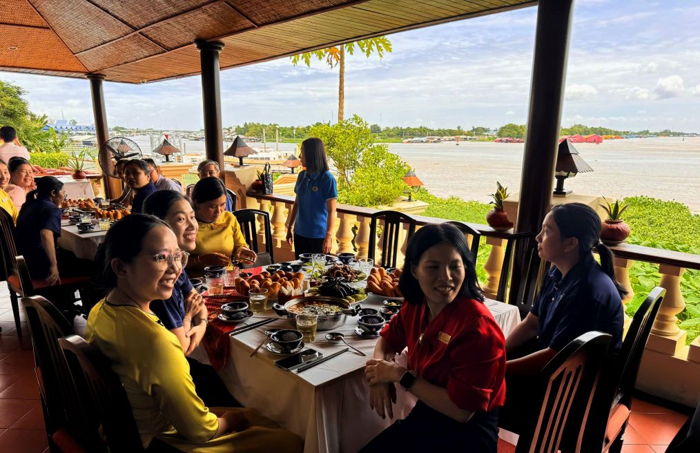 In particular, the meal is also held in the main lobby of the hotel overlooking the Chau Doc River junction. Photo: Kim Phung