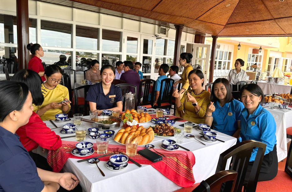 The grassroots union coordinated with the leaders of Victoria Hangzhou Hotel Company Limited to organize a Union Meal for 60 union members, workers and laborers working at the enterprise. Photo: Kim Phung