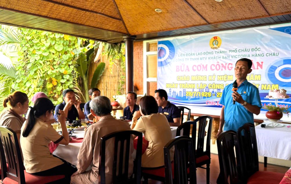 Tại Bữa cơm Công đoàn, Chủ tịch LĐLĐ TP Châu Đốc Huỳnh Duy Thanh chúc mừng sinh nhật 25 đoàn viên, công nhân, lao động. Ảnh: Kim Phụng