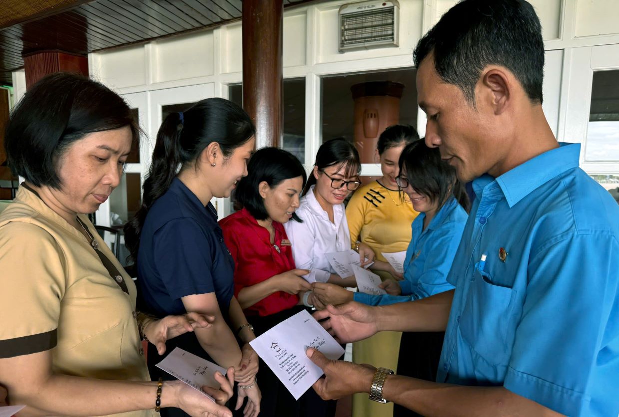 Chairman of Chau Doc City Labor Federation presents support to union members, workers, and laborers of Victoria Hang Chau Hotel Company Limited. Photo: Kim Phung