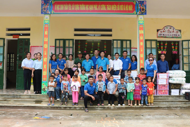 Công đoàn Công ty Logistics Kim Thành trao qua cho trẻ em mầm non ở huyện Si Ma Cai, tỉnh Lào Cai. Ảnh: Đinh Đại