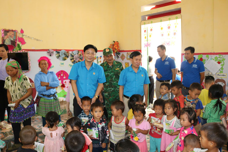 These small meaningful gifts help improve the learning conditions of children in the Lao Cai border area. Photo: Dinh Dai