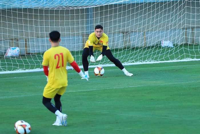 In the goalkeeper position of the Vietnamese team at the LPBank Cup 2024 this time, there is competition between Dang Van Lam and Nguyen Filip.