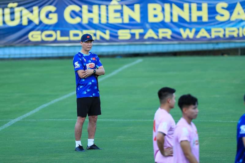 Coach Kim Sang-sik focused on watching the players practice on the afternoon of August 30.