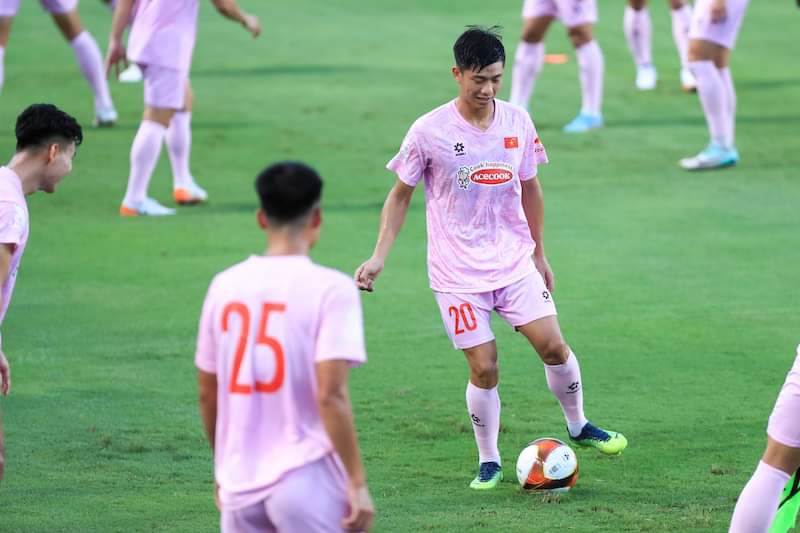 Phan Van Duc was interviewed during this training session. He shared: “For me, coach Kim Sang-sik is easy to approach. I hope the teachers and teammates will support me to adapt and get used to the new tactical philosophy.”