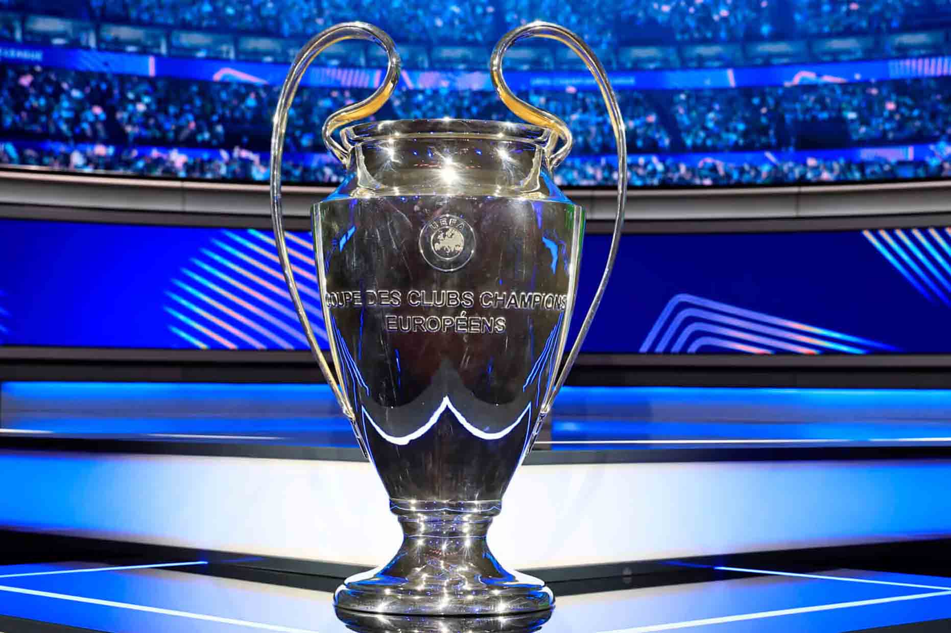 Cúp bạc Champions League mùa giải 2024-2025 được đặt trong khán phòng của lễ bốc thăm. Ảnh: UEFA