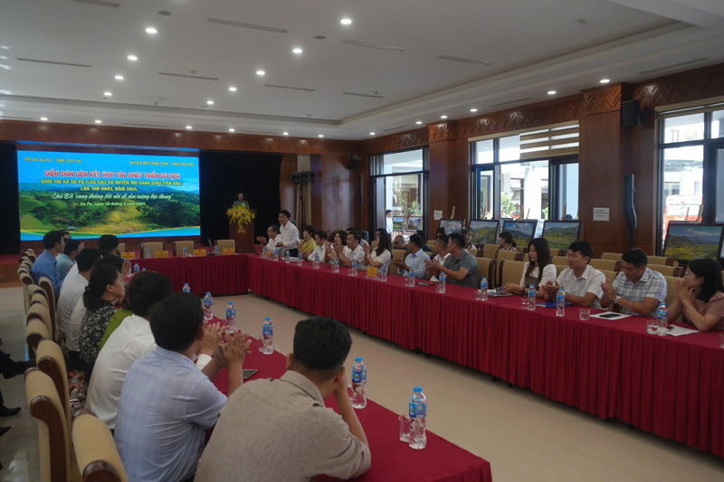 Toàn cảnh diễn đàn liên kết, hợp tác phát triển du lịch giữa thị xã Sa Pa và huyện Mù Cang Chải. Ảnh: Đơn vị cung cấp