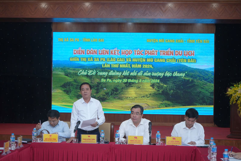 Sa Pa Town Party Secretary Phan Dang Toan expressed his opinion at the cooperation forum with Mu Cang Chai. Photo: Provided by the unit