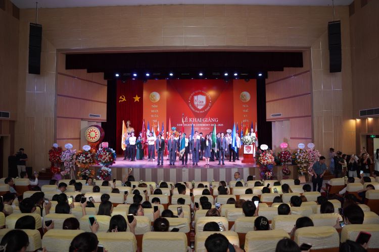 Scene of the opening ceremony of the 2024-2025 school year of the University of Economics (Vietnam National University, Hanoi). Photo: School