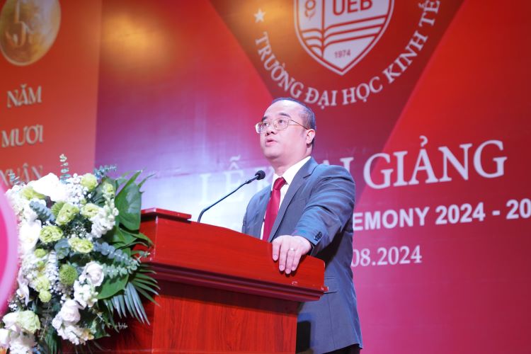 Associate Professor Dr. Nguyen Truc Le hopes that every student of the University of Economics (Vietnam National University, Hanoi) will become a global citizen, serving the Fatherland. Photo: School