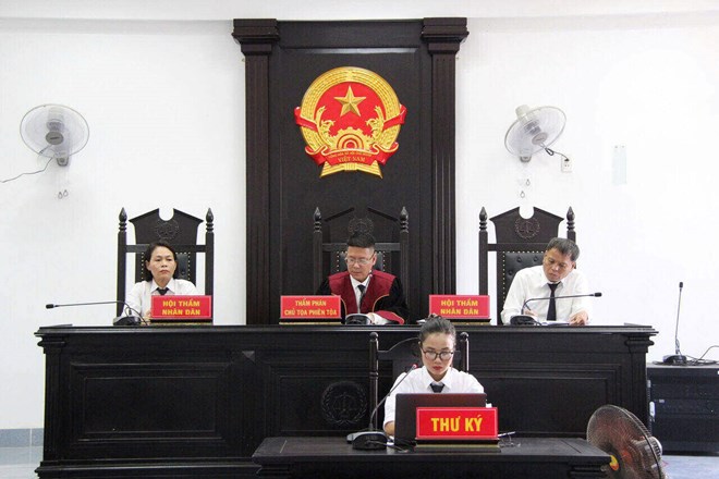 Lien Chieu District People's Court opened trials related to 62 labor dispute cases at Hoa Khanh Textile Joint Stock Company - Da Nang. Photo: Mai Huong