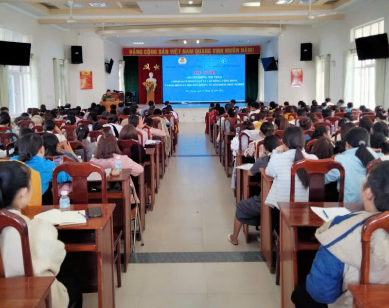 Dialogue with more than 300 units and businesses on policies for workers. Photo: L.CANH