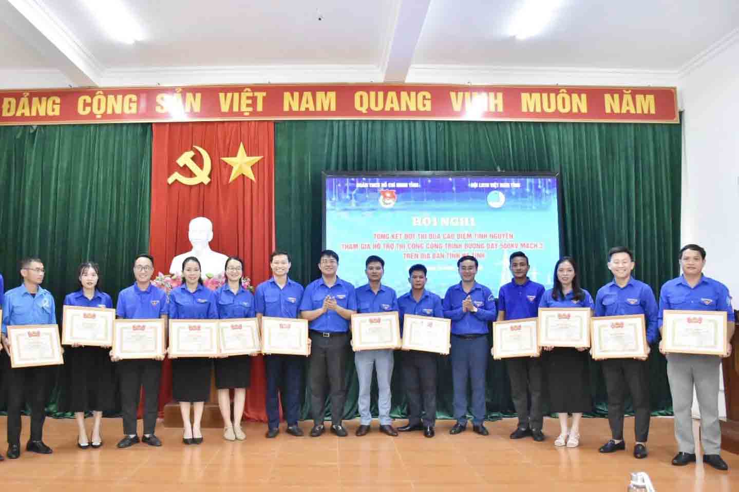 Đoàn viên thanh niên Hà Tĩnh đã tích cực hỗ trợ thi công dự án nên được khen thưởng xứng đáng. Ảnh: Đoàn Tuấn.