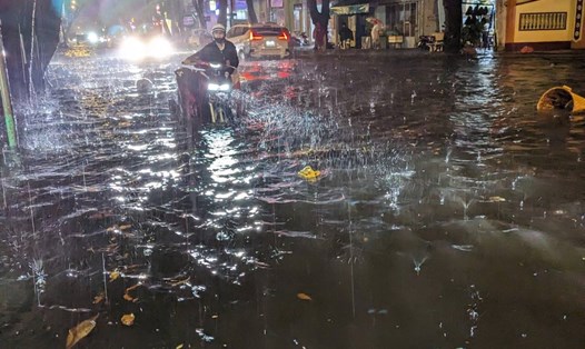 Tuyến đường Phạm Hồng Thái (TP Vũng Tàu) ngập sâu, phương tiện không thể di chuyển. Ảnh: Toàn Phạm
