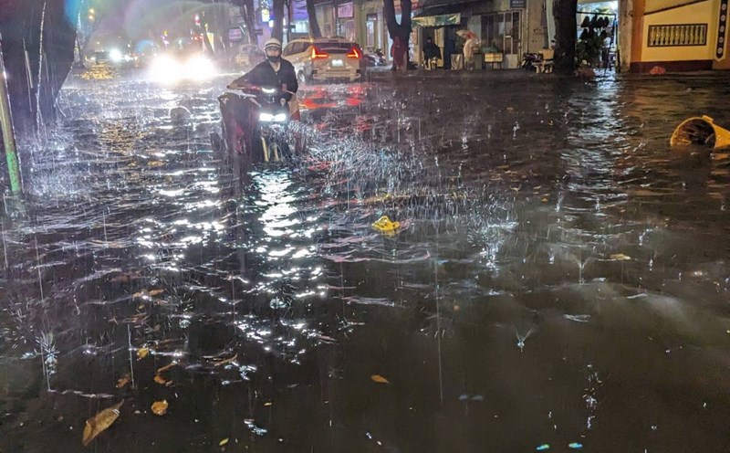 Tuyến đường Phạm Hồng Thái (TP Vũng Tàu) ngập sâu, phương tiện không thể di chuyển. Ảnh: Toàn Phạm