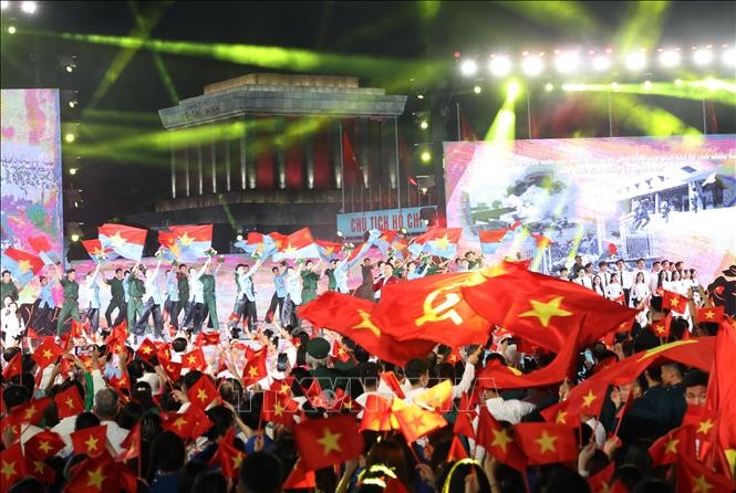 The medley “The country is full of joy - As if Uncle Ho was here on the day of great victory” was performed by singer Dong Hung and children from the Hanoi Cultural Center and the Kben Dance Troupe. Photo: Lam Khanh/VNA