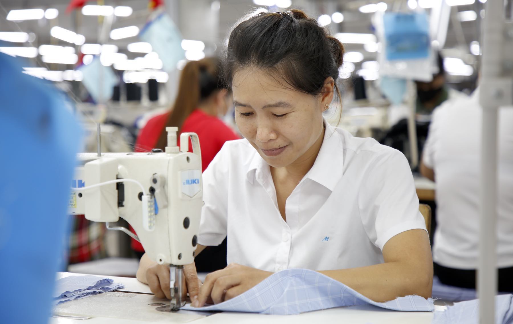 Ms. Van Thi Le Hang (worker at Ha Quang Garment Factory, Dong Hoi City, Quang Binh Province) was happy to receive a 2.9 holiday bonus of more than 1.5 million VND from the company this year. Photo: Cong Sang