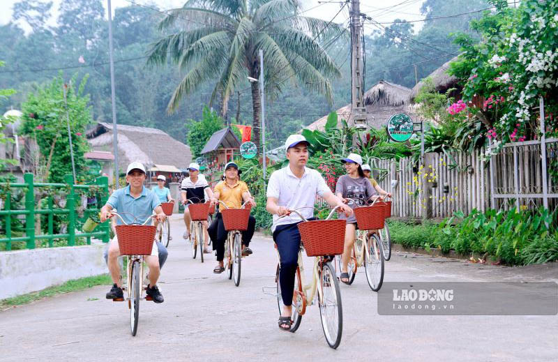 Trong những ngày tháng 8 lịch sử, du khách về với Tân Trào tăng cao, trung bình khoảng hơn 2.000 lượt người mỗi ngày.