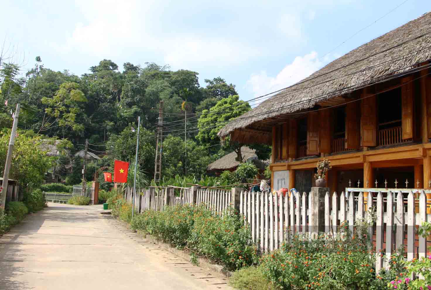 Từng là ngôi làng nhỏ heo hút giữa rừng, nơi che chở, đùm bọc cho cán bộ cách mạng, ngày nay làng Tân Lập đã khang trang, cuộc sống của đồng bào người Tày, Dao đã đủ đày.  Tân Trào nay đã thành điểm sáng về phát triển kinh tế.