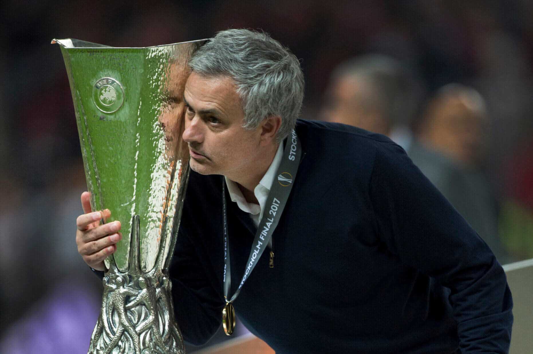 Jose Mourinho bên cạnh danh hiệu Europa League vào năm 2017 cùng Man United. Ảnh: UEFA