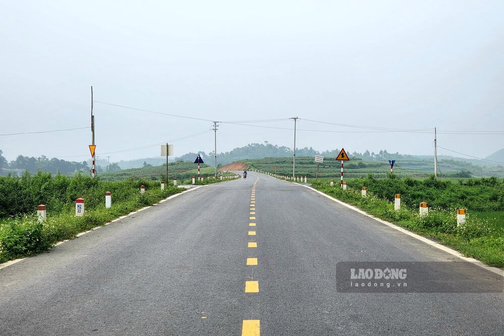 The main route of the 2,120 billion VND inter-regional road passing through Cap Dan commune, Cam Khe district. Photo: To Cong.