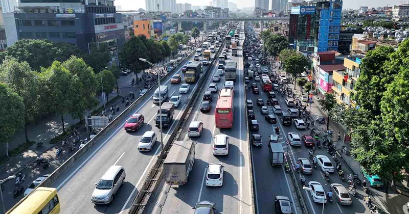 Vành đai 3 Hà Nội tắc 8km, tài xế bất lực trên đường về quê