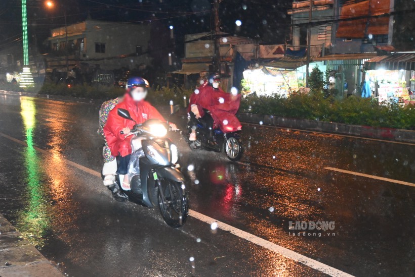 At around 8:00 p.m. on August 30, heavy rain occurred in Chau Thanh district and My Tho city of Tien Giang province. On National Highway 1 (in Tien Giang province), despite the heavy rain, some people working in the provinces and cities in the Southeast region wore raincoats and drove motorbikes to return home.